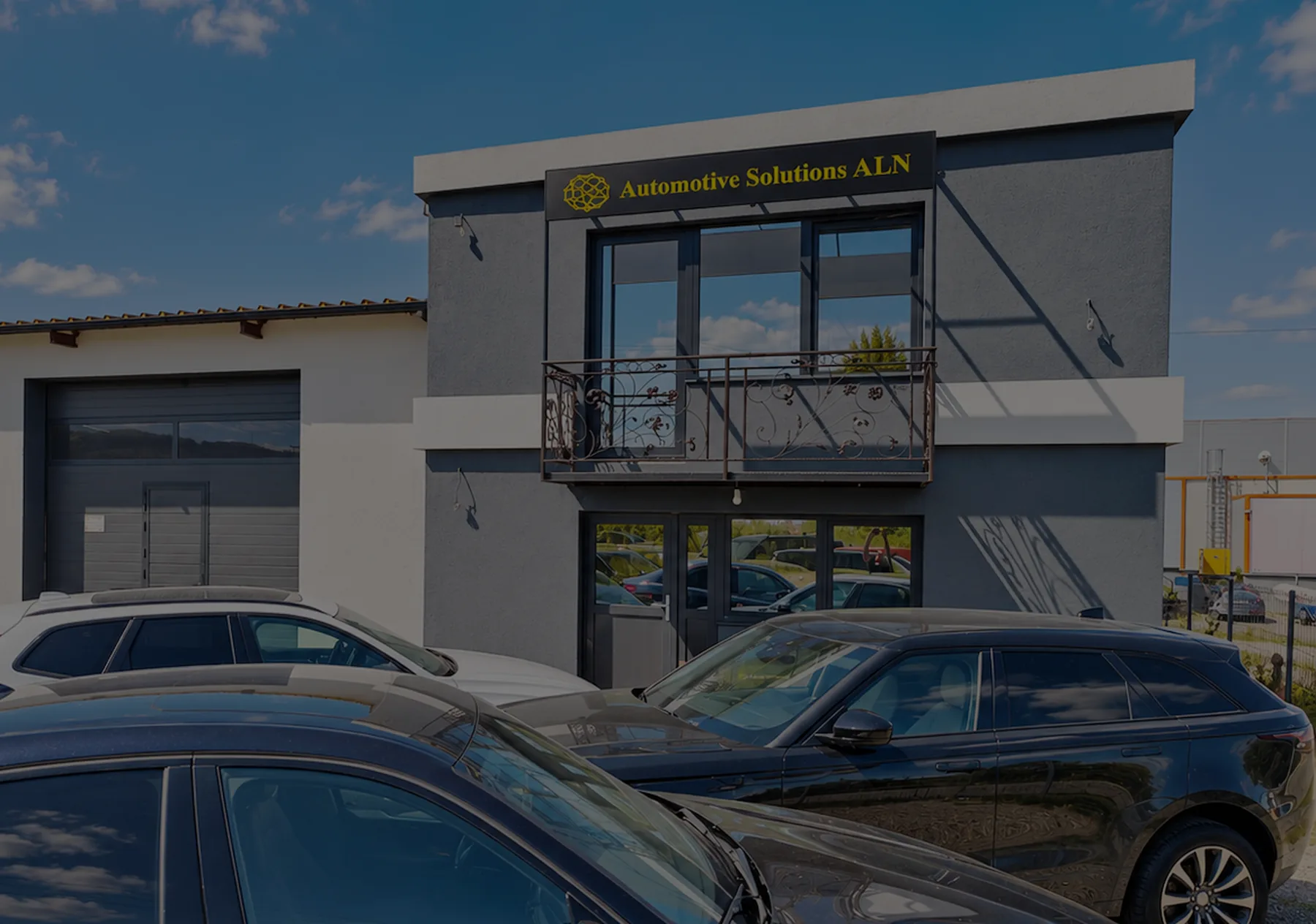 Intrarea în Automotive Solutions ALN, cu firma pe clădire, în Parc Industrial Șelimbăr